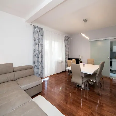 Zdenka Apartment *